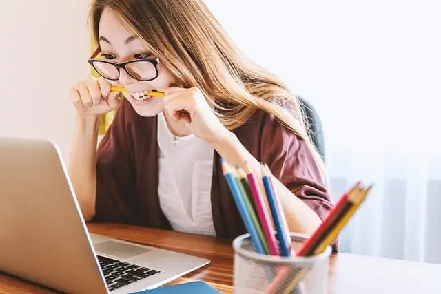 女人 咬筆 電腦 丹楓日誌 中年婦女創業